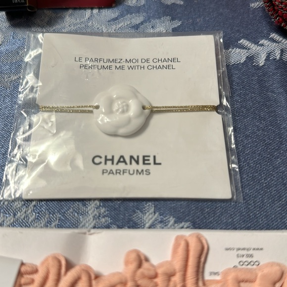 NEW Chanel Tweed Limited Edition Holiday red gold Beauty MakeUp Cosmetic Bag Red - Picture 8 of 11